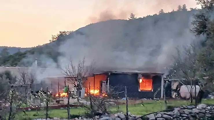 Prefabrik ev alevlere teslim oldu