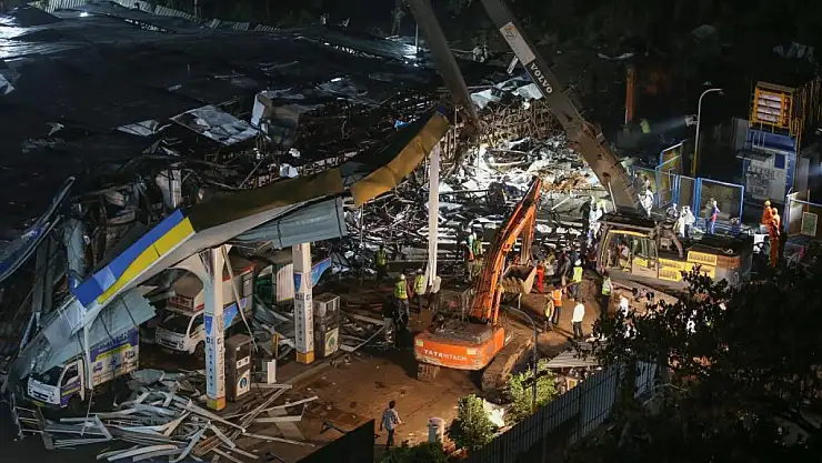 Reklam Panosu Devrildi 14 Kişi Öldü