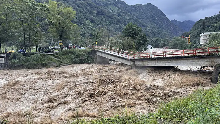Rize'de sel ve heyelan: Köprü çöktü, Ayder Yaylası girişi kapandı!