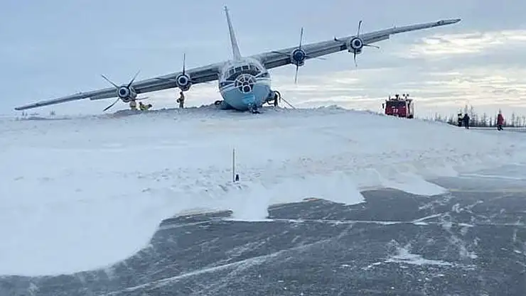 Rusya'da iniş takımları arızalanan kargo uçağı pistten çıktı
