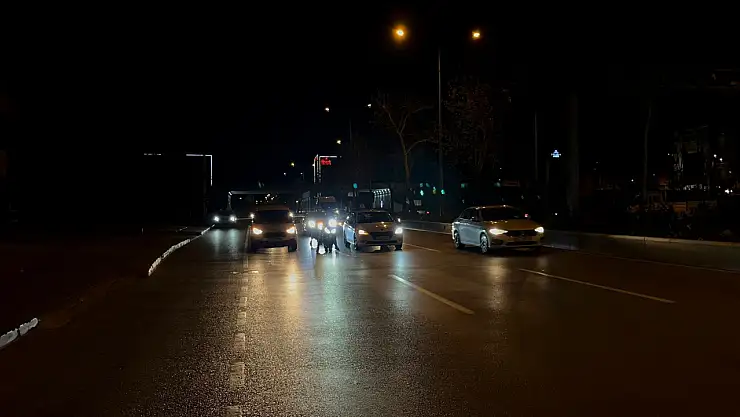 Rüzgardan Savrulan Motosikletlilerin İmdanına Araçlar Yetişti