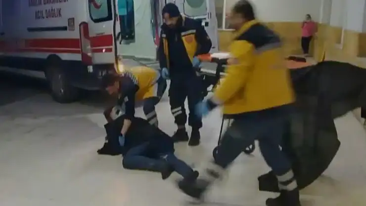 Sağlık ekipleri yaralıyı sedyeden düşürdü