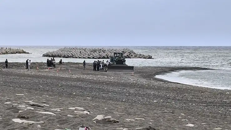 Sahilde güneşlenirken iş makinesinin altında kalarak can verdi