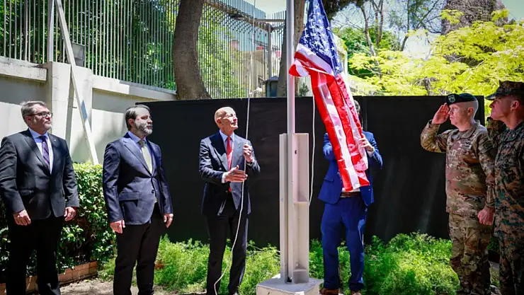 Şam Büyükelçiliğinde 13 yıl sonra ABD bayrağı göndere çekildi