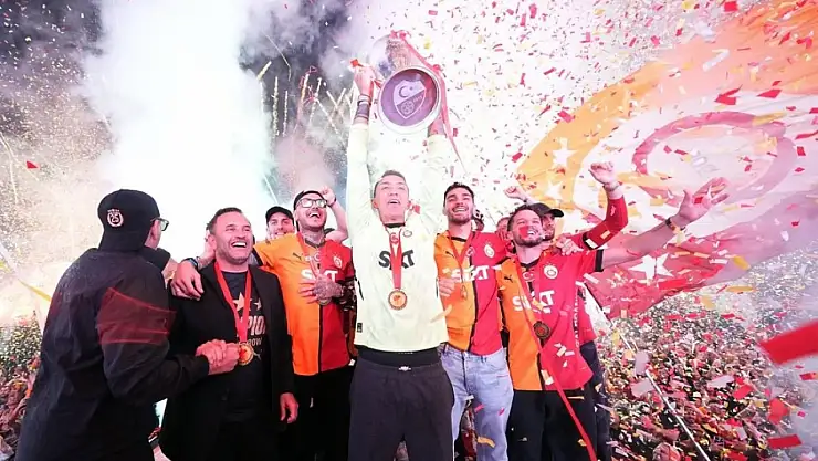 Şampiyon Galatasaray, kupasını Yenikapı'da aldı