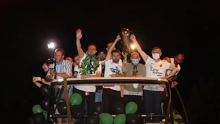 Şampiyonluk Kupasını Kaybettiler! Her Yerde Kupa Arıyorlar