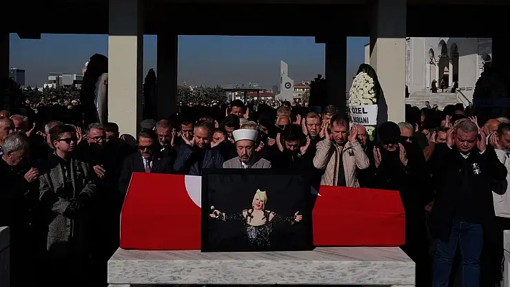 Sanatçı Muazzez Abacı son yolculuğuna uğurlandı