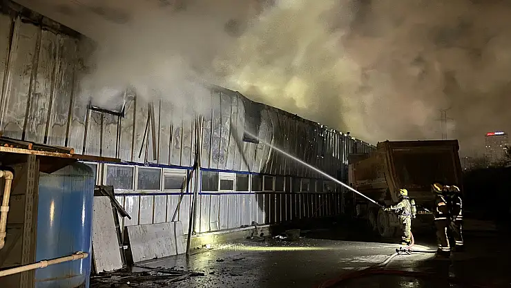 Sanayide 2 bin 500 metrekarelik alanda yangın çıktı