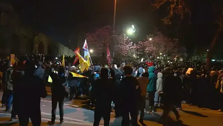 Saraçhane'deki kalabalık içerisinde taşkınlık çıkaranlara polis müdahalesi