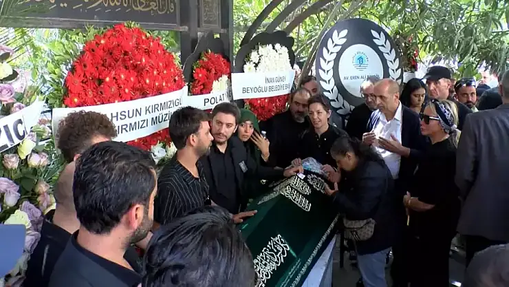 Şarkıcı Güllü son yolculuğuna uğurlandı