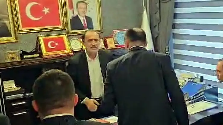 Seçimi kaybeden YRP'li başkan, devir teslimde kazanan adayın üzerine yürüdü