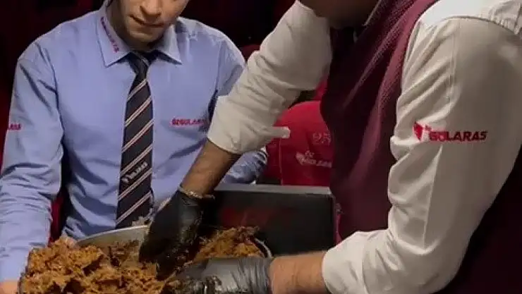 Şehirlerarası yolcu otobüsünde çiğköfte ikram edildi