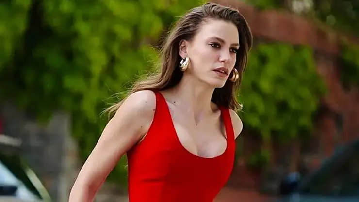 Serenay Sarıkaya'nın boğaz manzaralı yeni evinin fiyatı dudak uçuklattı