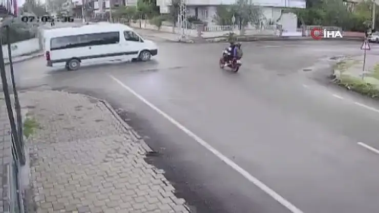 Servisle çarpışan motosikletteki 16 yaşındaki çocuk can verdi!