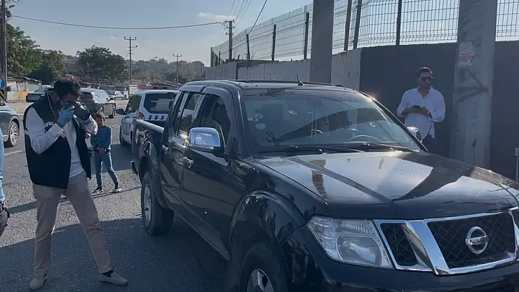 Seyir halindeki arabayı kurşun yağmuruna tuttular