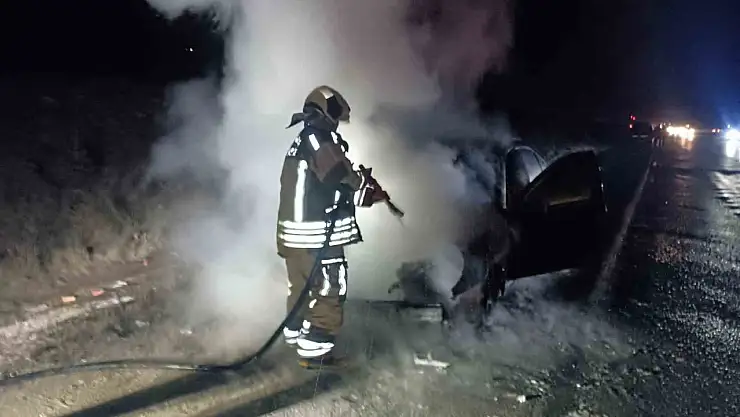Seyir halindeki araç alev aldı