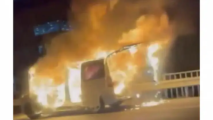Seyir halindeki araç yanmaya başladı, sürücü kendini zor kurtardı
