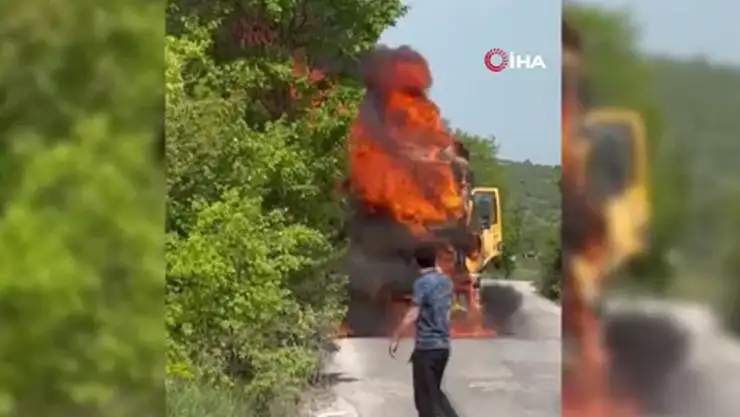 Seyir halindeki damperli tır alev alev yandı