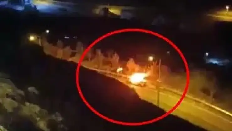 Seyir halindeki hafif ticari araç alev topuna döndü