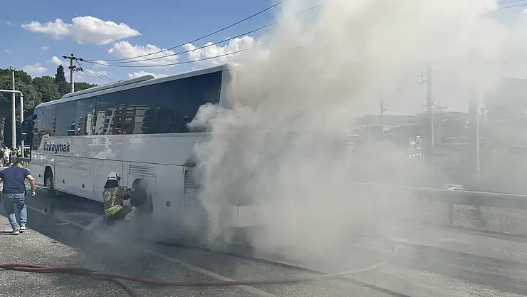 Seyir halindeki yolcu otobüsü yandı yolcular tahliye edildi