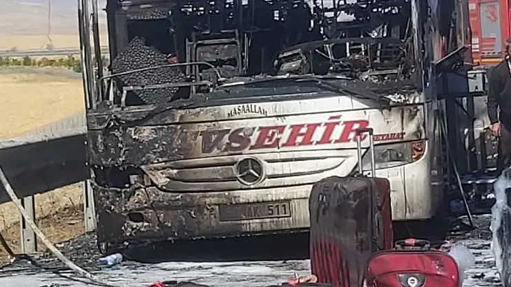 Seyir halindeki yolcu otobüsü yandı