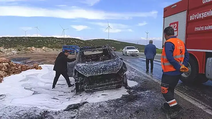 Seyir halindeyken alev alan otomobil yandı