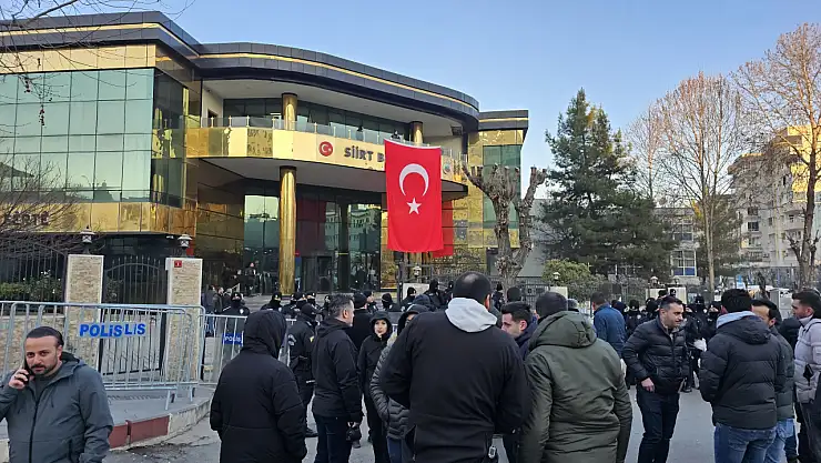 Siirt Belediyesi binasına kayyum kararı sonrası Türk bayrağı asıldı! Kayyım Olarak Kim Atandı?
