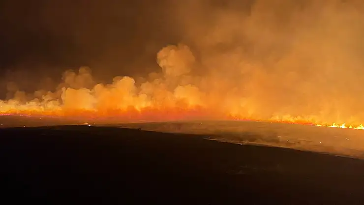 Siirt'te Yıldırım Düşen Arazide Anız Yangını Çıktı