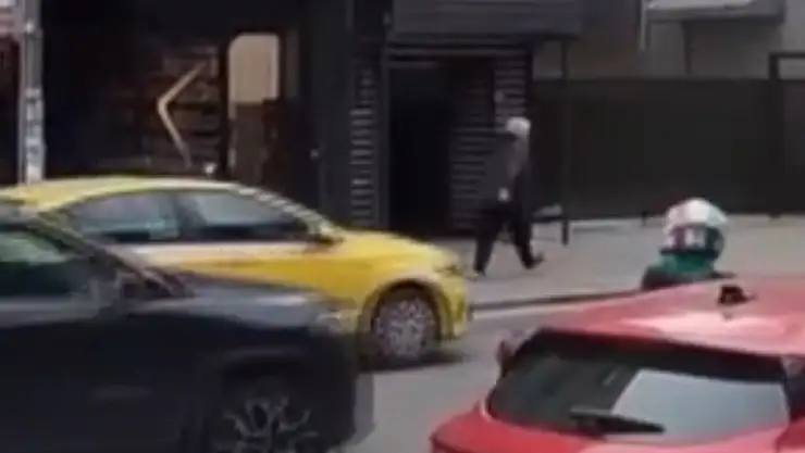 Silahla bir mekana giren şahsa trafik polisi müdahale etti