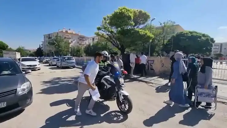 Sınava Geç Kalan Öğrencilerin İmdadına Polis Ağabeyleri Yetişti