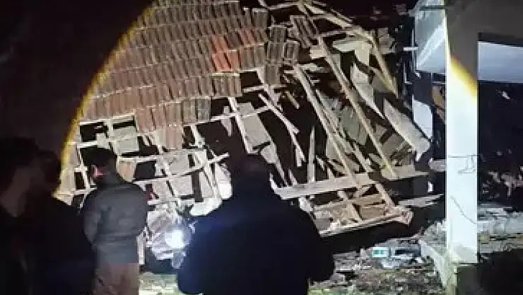 Sinop'ta heyelanda 3 ev yıkıldı! 4 kişi yaralı olarak kurtuldu