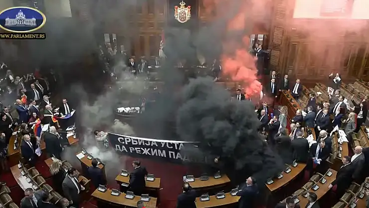 Sırbistan'da Meclis'inde Kavga: Sis Bombası Atıldı!