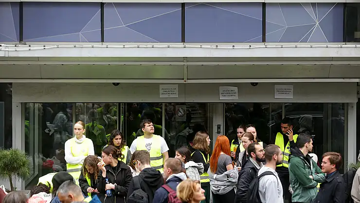 Sırbistan'da protestocu öğrenciler devlet televizyonunu ablukaya aldı