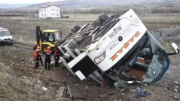Sivas'ta yolcu otobüsü kaza yaparak devrildi! Çok sayıda ölü ve yaralı