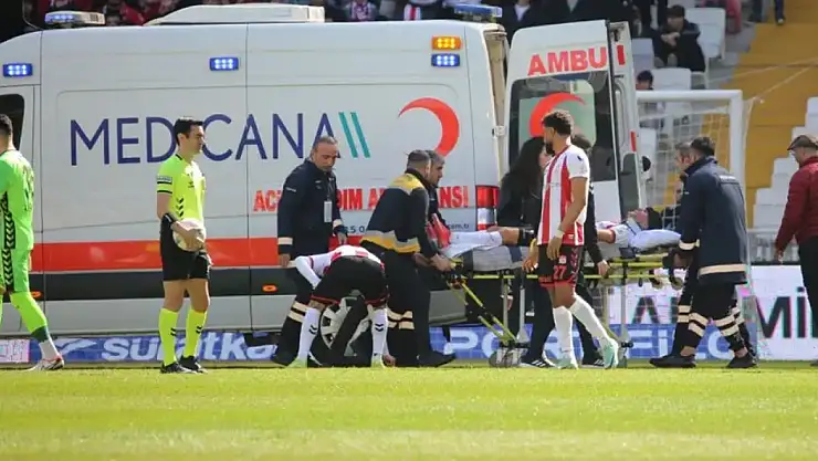 Sivasspor-Göztepe maçında korkutan sakatlık! Ambulansla hastaneye götürüldü