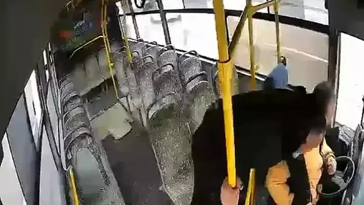 Şoför bayıldı! Yolcu, otobüsü durdurdu