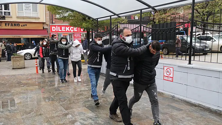 Sokak satıcılarına darbe: 19 gözaltı