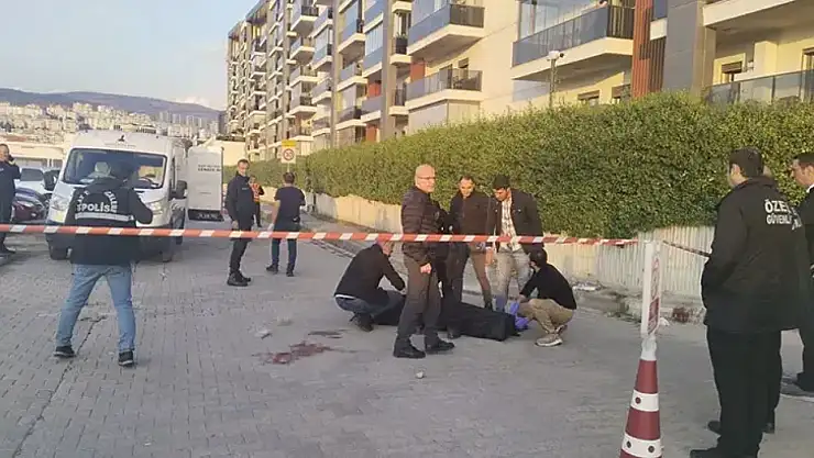 Sokakta önlerini kestiği eski nişanlısı ile annesini, sonra da kendini vurdu