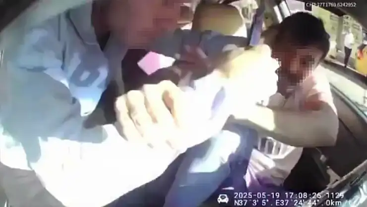 Takside dehşet anları: Taksiciyi defalarca kez bıçakladı!