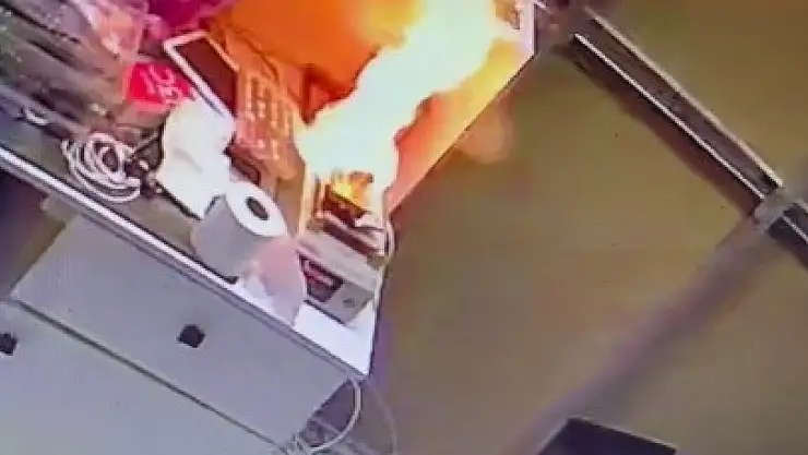 Tamire Bırakılan Telefon Cayır Cayır Yandı! O Anlar Kamerada