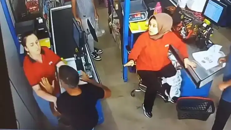Tartıştığı kadın kasiyere yumruk atıp kaçtı!