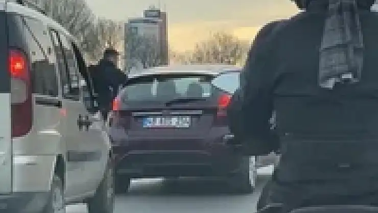 Tartıştığı sürücüyü darbedip aracının aynasını kırdı