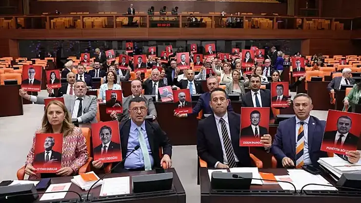 TBMM Genel Kurulu'nda CHP'li Vekillerden Protesto