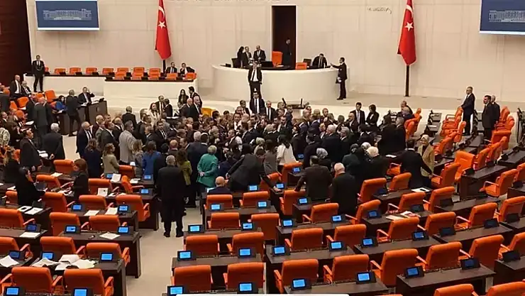 TBMM Genel Kurulu'nda Gerginlik Kolonya Şişesi Fırlatıldı