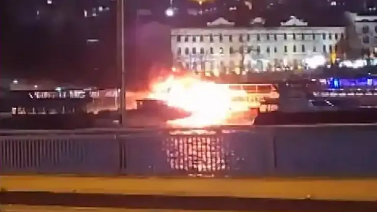 Tekne alev alev yandı tekneler kullanılamaz hale geldi