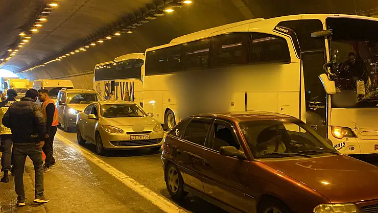 TEM Otoyolu'nda TIR ve Otobüsler Zincirleme Kaza Yaptı: 14 Yaralı