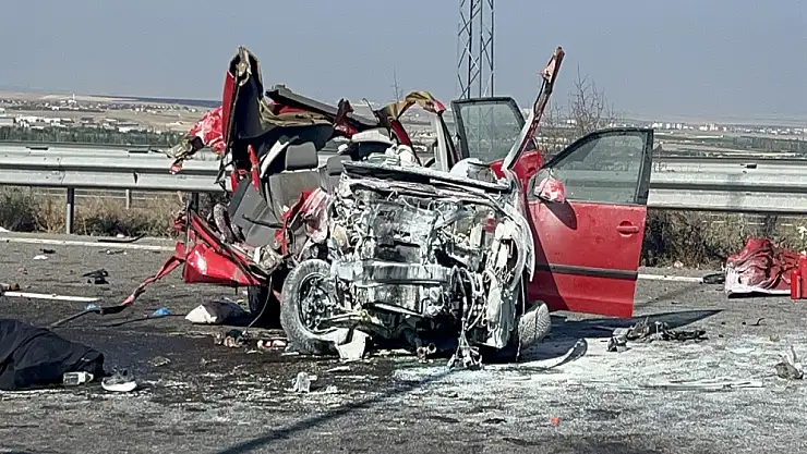 TIR'a arkadan çarptı: 2 ölü, 3 yaralı