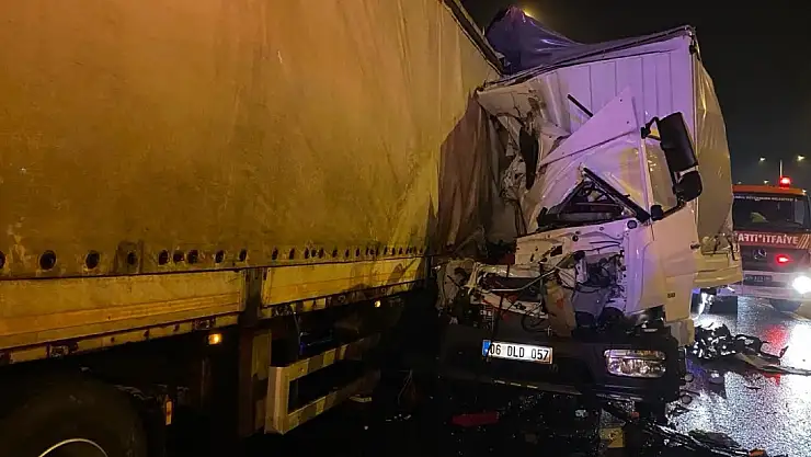 TIR Başka Bir TIR'a Çarptı Otoyol Savaş Alanına Döndü