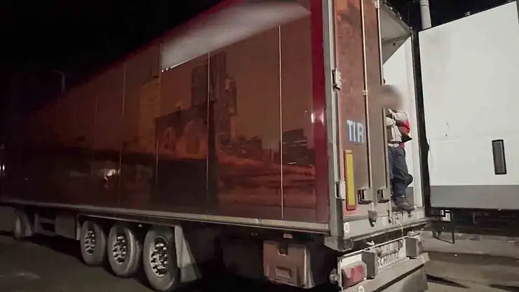 tır dorsesinde 29 kaçak göçmen yakalandı, sürücü tutuklandı