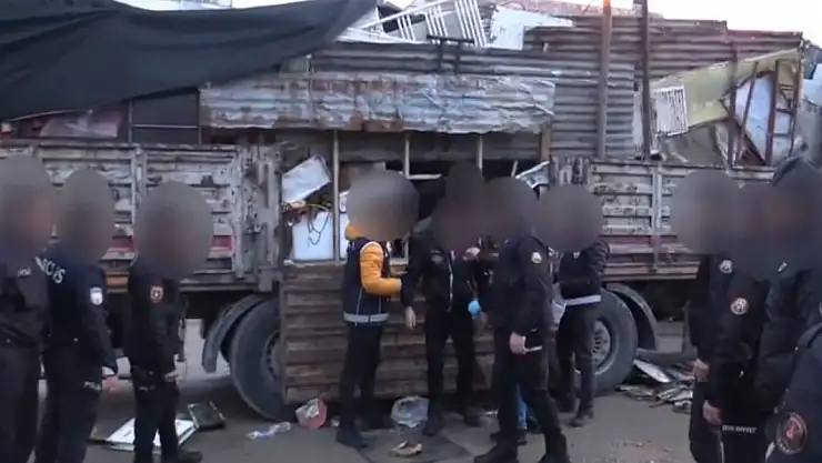 TIR dorsesinde gizlenmiş 49 kaçak göçmen yakalandı